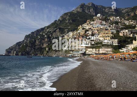 Plage de Positano avec le centre historique en arrière-plan Banque D'Images