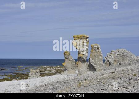 Rauks à Langhammars à gotland, suède. Côte avec des pierres brutes à Langhammars sur l'île de Féroé sur Gotland Banque D'Images