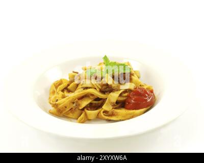 Pâtes avec sauce à la viande sur fond blanc Banque D'Images
