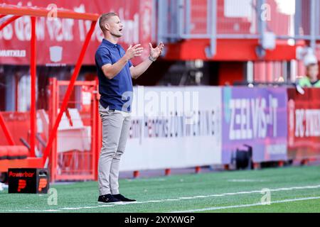 Enschede, pays-Bas. 31 août 2024. ENSCHEDE, PAYS-BAS - AOÛT 31 : L'entraîneur Joran pot du FC Twente fait des gestes lors du match de la Super Coupe néerlandaise Vrouwen entre le FC Twente Women et l'AFC Ajax Women à de Grolsch Veste le 31 août 2024 à Enschede, pays-Bas. (Photo de Raymond Smit/Orange Pictures) crédit : dpa/Alamy Live News Banque D'Images