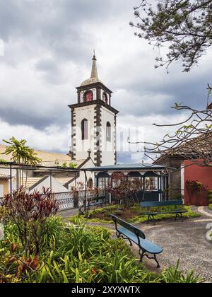 Vue d'une église à Funchal sur l'île de Madère, Portugal, Europe Banque D'Images