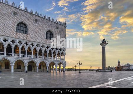 Venise Italie, lever du soleil sur les toits de la ville à la place Saint Marc (Piazza San Marco) Banque D'Images