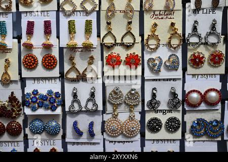 Belles boucles d'oreilles et clous colorés d'ornements de fantaisie indiens non précieux des femmes et des filles en Inde Banque D'Images