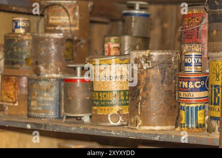 Enkhuizen, pays-Bas. Juin 2022. Magasin de peinture avec des boîtes de peinture exposées à Enkhuizen. Mise au point sélective Banque D'Images