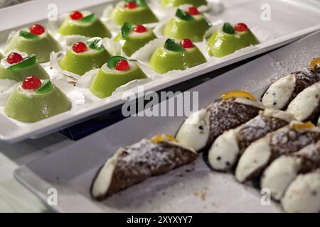 Cassata sicilienne et cannoli, un sucré traditionnel de Sicile, Italie, Europe Banque D'Images