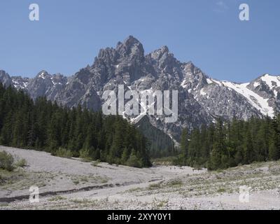 Un groupe de randonneurs dans les Wimbachgries, avec vue sur les deux sommets Palfelhoerner Banque D'Images