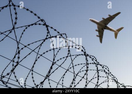 Image symbolique, vols de déportation de migrants illégaux et délinquants, avions de passagers, aéroport, clôture de sécurité, barbelés, Allemagne, Europe Banque D'Images