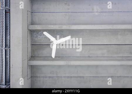 Ventilateur au plafond d'une installation industrielle Banque D'Images