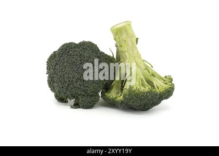 Têtes de fleurs de brocoli isolées sur fond blanc, pleine profondeur de champ Banque D'Images