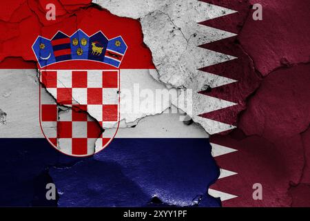 Drapeaux de Croatie et du Qatar peints sur un mur fissuré Banque D'Images