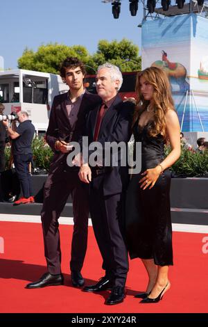 Olmo Cuaron, Alfonso Cuaron et Bu Cuaron assistent à un tapis rouge pour « Disclaimer - Chapter 5-7 » lors du 81e Festival international du film de Venise le 14 août Banque D'Images