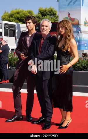 Olmo Cuaron, Alfonso Cuaron et Bu Cuaron assistent à un tapis rouge pour « Disclaimer - Chapter 5-7 » lors du 81e Festival international du film de Venise le 14 août Banque D'Images