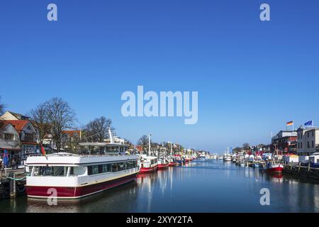 Vue sur l'Alter Strom à Warnemuende en hiver Banque D'Images