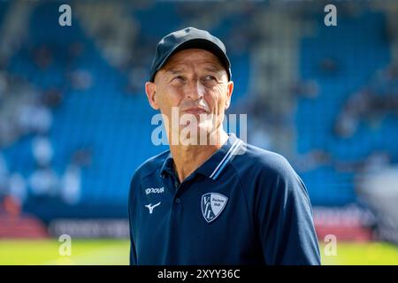 Bochum, Allemagne. 31 août 2024. Football : Bundesliga, VfL Bochum - Borussia Mönchengladbach, Journée 2, Vonovia Ruhrstadion : L'entraîneur de Bochum Peter Zeidler entre dans le stade. Crédit : David Inderlied/dpa - NOTE IMPORTANTE : conformément aux règlements de la DFL German Football League et de la DFB German Football Association, il est interdit d'utiliser ou de faire utiliser des photographies prises dans le stade et/ou du match sous forme d'images séquentielles et/ou de séries de photos de type vidéo./dpa/Alamy Live News Banque D'Images