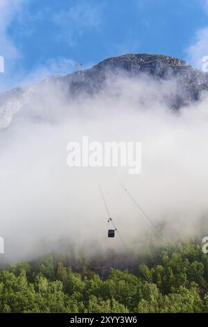 Norvège, tramway aérien Loen Skylift à Stryn. Station point de vue de dessus du Mont Hoven, au-dessus du fjord Nordfjord dans les nuages et le ciel bleu, Europe Banque D'Images