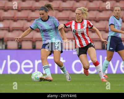 Southampton, Royaume-Uni. 31 août 2024. Southampton, Angleterre, août 31 2024 : Mariona Caldentey (8e Arsenal) et Molly Pike (10e Southampton) s'affrontent pour le ballon lors du match amical de pré-saison entre Southampton et Arsenal au St Marys Stadium de Southampton, en Angleterre. (Jay Patel/SPP) crédit : photo de presse sportive SPP. /Alamy Live News Banque D'Images