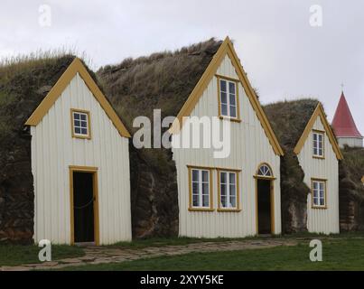 Maisons en tourbe avec toits en herbe en Islande Banque D'Images