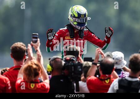 Monza, Italie. 23 juin 2024. BEARMAN Oliver (gbr), Prema Racing, Dallara F2 2024, célébration du portrait lors de la 11ème manche du Championnat FIA de formule 2 2024 du 30 août au 1er septembre 2024 sur l'Autodromo Nazionale Monza, à Monza, Italie - photo Eric Alonso/DPPI crédit : DPPI Media/Alamy Live News Banque D'Images