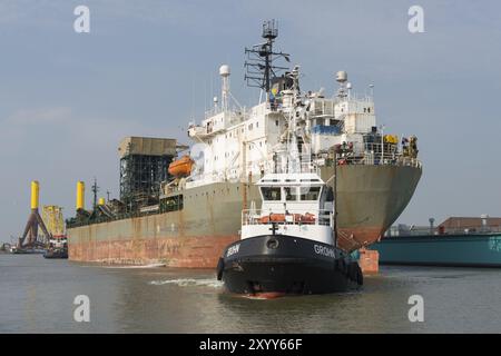 Navire de dragage Sandpiper remorqué dans le bassin de retournement à Bremerhaven. Navire Sandpiper remorqué dans le port Banque D'Images