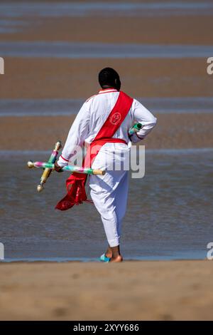 Jesus White Robe Biblical Red Sash ; Christian Group baignant dans la mer à Southport, Royaume-Uni Banque D'Images