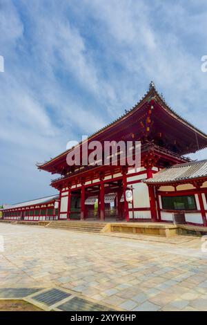 Entrée ro-mon de porte rouge avant inclinée à l'historique Todai-ji, Todaiji, temple abritant le Daibutsuden sur un beau matin de ciel bleu à Nara, au Japon. VE Banque D'Images