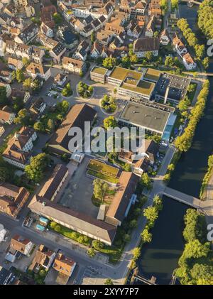 Vue aérienne d'une ville avec des bâtiments, des rues et une rivière, entourée de nombreux arbres, Nagold, Forêt Noire, Allemagne, Europe Banque D'Images