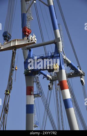 Den Helder, pays-Bas. 10 juin 2023. Une lourde grue flottante dans le port industriel de Den Helder Banque D'Images