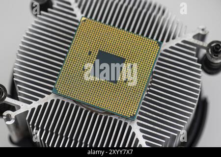 Arrière d'un processeur AMD socket AM4 monté sur un refroidisseur Banque D'Images