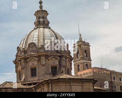 Dôme richement décoré d'un bâtiment historique à côté d'une haute tour d'église sous un ciel partiellement nuageux, Rome, Italie, Europe Banque D'Images