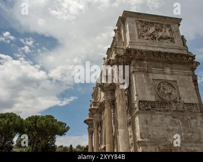 Vue latérale de l'Arc de Constantin avec des arbres en arrière-plan, Rome, Italie, Europe Banque D'Images