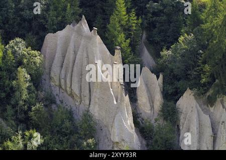 Pyramides de terre de Terenten une caractéristique géologique, Terenten dans les Dolomites, Hoodoos une formation géologique Banque D'Images