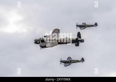 Avro Lancaster flanqué de deux Spitfires Banque D'Images