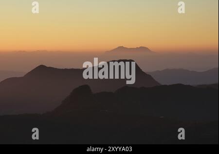 Collines au Népal au lever du soleil. Vue depuis Ghale Gaun, zone de conservation de l'Annapurna Banque D'Images