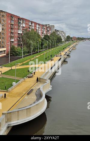 Kaliningrad, Russie, 18 août 2016 : les gens marchent sur la nouvelle promenade Admiral Tributs, le lieu de repos préféré, en Europe Banque D'Images