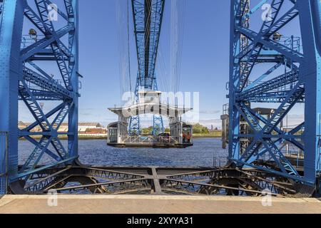 Middlesbrough, Angleterre, Royaume-Uni, 14 mai 2016 : vue vers le pont de transport avec une télécabine passant le fleuve Tees Banque D'Images