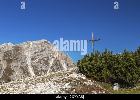 Croix au sommet du Strudelkopf, Dolomites, Tyrol du Sud Banque D'Images