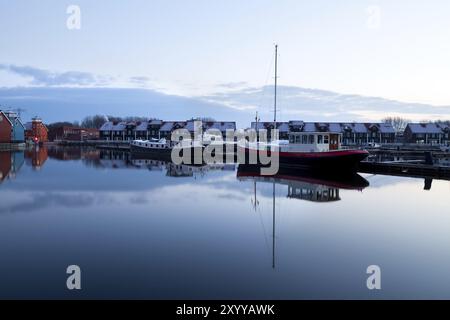 Bateaux sur l'eau à la marina, Reitdiephaven à Groningen Banque D'Images