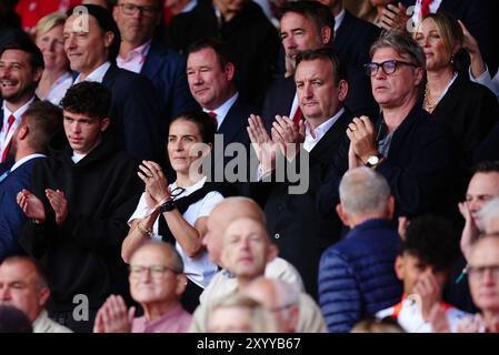 Vicky McClure avec son mari Jonny Owen (à droite) et l'ancien président de Nottingham Forest Nicholas Randall (au centre) dans les tribunes avant le match de premier League au City Ground, Nottingham. Date de la photo : samedi 31 août 2024. Banque D'Images