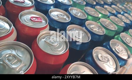 D'en haut des rangées de limes rouges bleu et vert en aluminium bouteilles de boisson yummy comme produit pour la vente au détail sur vitrine dans le supermarché Banque D'Images