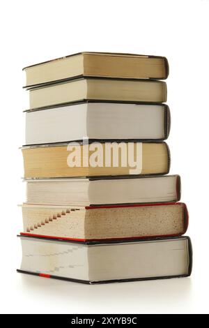 Pile de livres sur la table isolated on white Banque D'Images