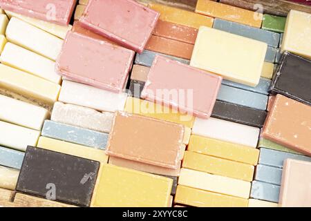 Barres de savon colorées sur un marché en France Banque D'Images