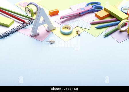 Fournitures scolaires fixes de couleur bleu sur fond de tendances, d'espace ou de texte mise à plat Banque D'Images
