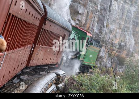 Traversant le viaduc sur la ligne de chemin de fer historique Lithgow Zig Zag de 7 km qui serpente le long des falaises, reliant la gare Clarence, Banque D'Images