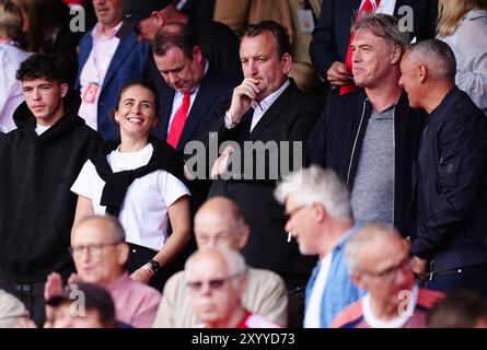 Vicky McClure avec son mari Jonny Owen (deuxième à droite) et l'ancien président de Nottingham Forest Nicholas Randall (au centre) dans les tribunes avant le match de premier League au City Ground, Nottingham. Date de la photo : samedi 31 août 2024. Banque D'Images