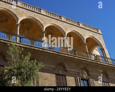 Bâtiment en pierre avec arcades et balcon, ciel bleu clair, palma de Majorque, majorque, îles baléares, espagne Banque D'Images