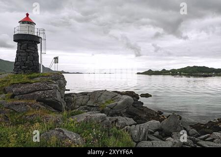 Phare et paysage près de la ville de Gravdal dans les îles Lofoten, Norvège, Europe Banque D'Images