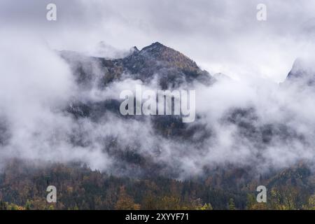 Vue d'une partie du Tennengebirge depuis Oberscheffau. Les montagnes sont couvertes de nuages. Automne. Terre de Salzbourg, haute-Autriche, Autriche, Europe Banque D'Images