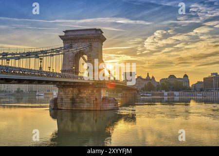 Horizon de Budapest lever de soleil au pont des chaînes de Budapest et au Danube, Budapest, Hongrie, Europe Banque D'Images