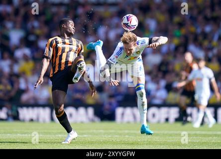 Chirs Bedia de Hull City et Joe Rodon de Leeds United se battent pour le ballon lors du Sky Bet Championship match à Elland Road, Leeds. Date de la photo : samedi 31 août 2024. Banque D'Images