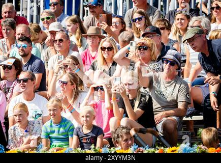 POLSBROEKERDAM - audience lors du Championnat néerlandais Fierljeppen. Cet ancien sport hollandais est également appelé voûte à la perche. Les meilleurs ljeppers hollandais et frison concourent pour les titres nationaux dans les catégories seniors, juniors, garçons et dames. ANP SEM VAN DER WAL netherlands Out - belgium Out Credit : ANP/Alamy Live News Banque D'Images